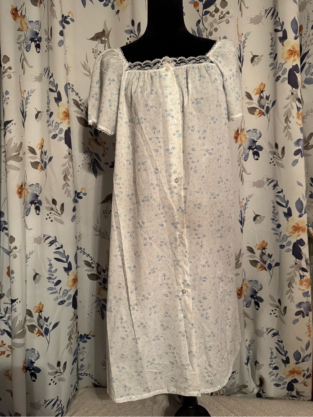 Women’s Vintage Floral Button-Front Nightgown Lace Trim Carriage Court B9 M